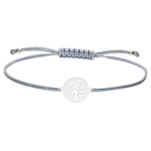 Könnte beinhalten: Ein silbernes Armband mit einem Lebensbaum-Anhänger an einem grauen Band.