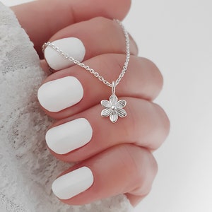 Kette Blüte mini 925 Silber Schmuckstück minimalistisch als Geschenk für deine Freundin Bild 1