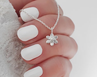 Kette Blüte mini - 925 Silber Schmuckstück minimalistisch als Geschenk für deine Freundin