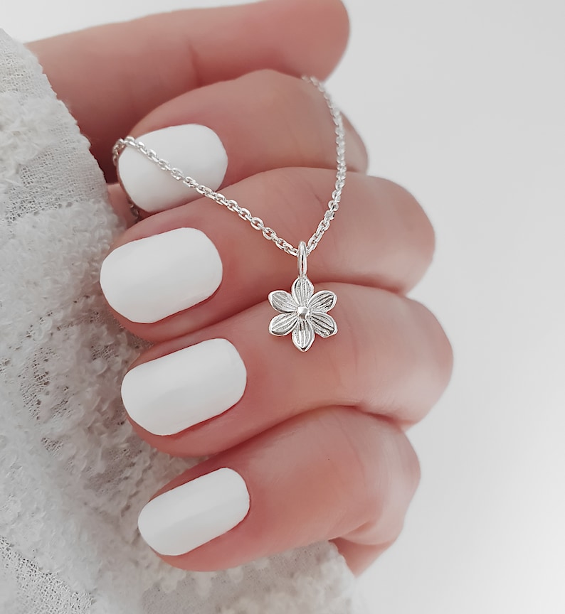 Kette Blüte mini 925 Silber Schmuckstück minimalistisch als Geschenk für deine Freundin Bild 1