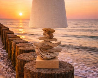 Lampe de table artisanale en bois flotté – une pièce unique au charme maritime