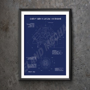 Puede incluir: Impresión enmarcada estilo plano de un motor Chevy Gen III LS1/LS6 V8. La impresión presenta dibujos técnicos detallados y especificaciones en blanco sobre un fondo azul oscuro. Las palabras "CHEVY GEN III LS1/LS6 V8 ENGINE" están en la parte superior.