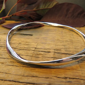 Bracelet jonc torsadé classique en argent Fourni joliment emballé dans une boîte cadeau avec une note d'entretien manuscrite. Tout en argent sterling. Toujours envoyé contre signature.