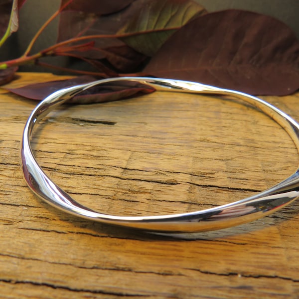 Classic silver twist bangle Supplied nicely wrapped in a gift box with a handwritten care note. Guaranteed all sterling silver.