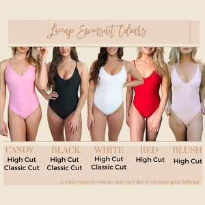 Op de afbeelding: Vijf vrouwen modelleren verschillende kleuren van een lace-up badpak. De kleuren zijn candy, zwart, wit, rood en blush. Het badpak heeft een hoge snit en een klassieke snit optie.