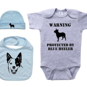 Conjunto de regalos Blue Heeler, perro ganadero australiano, regalo de baby shower, Blue Heeler Onesie®, traje de Heeler azul recién nacido, traje ACD, conjunto de regalos para recién nacidos
