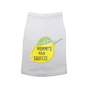 K&ouml;nnte beinhalten: Wei&szlig;es Hundesocken mit einem gelben Zitronen-Motiv und dem Text "Mommy's Main Squeeze".