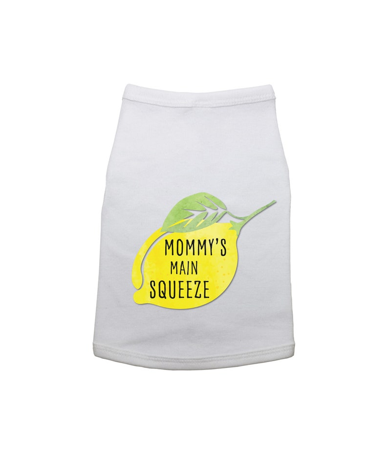 K&ouml;nnte beinhalten: Wei&szlig;es Hundesocken mit einem gelben Zitronen-Motiv und dem Text "Mommy's Main Squeeze".