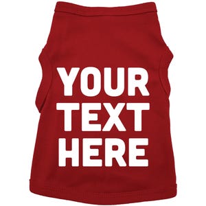 Op de afbeelding: Rood sleeveless hondenshirt met witte tekst die "YOUR TEXT HERE" zegt.