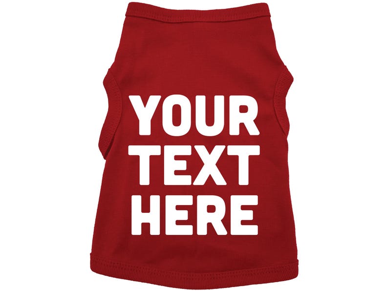 Op de afbeelding: Rood sleeveless hondenshirt met witte tekst die "YOUR TEXT HERE" zegt.