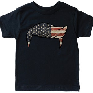 Pode incluir: Uma camiseta azul escura com um design de bandeira americana desbotada em forma de penteado.