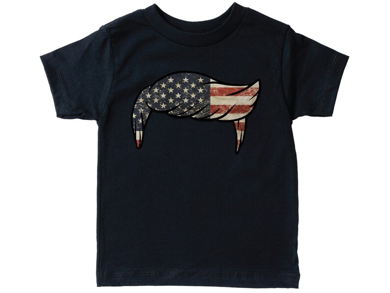 Pode incluir: Uma camiseta azul escura com um design de bandeira americana desbotada em forma de penteado.