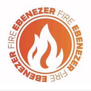 Może przedstawiać: Okrągłe logo z tekstem "Ebenezer Fire" powtarzanym wok&oacute;ł obwodu. Logo przedstawia biały płomień w środku na tle gradientowym, przechodzącym z pomarańczowego w czerwony.