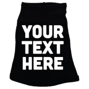 Op de afbeelding: Zwart honden T-shirt met witte tekst die "YOUR TEXT HERE" zegt.