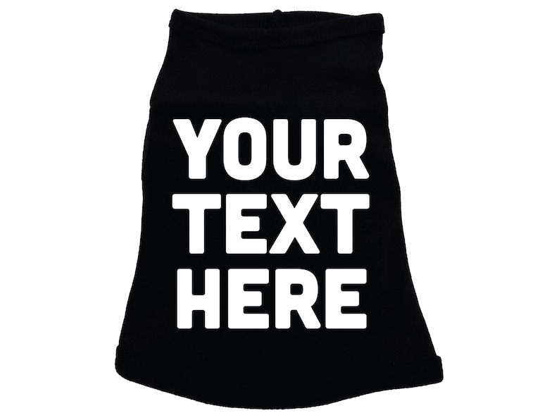 Op de afbeelding: Zwart honden T-shirt met witte tekst die "YOUR TEXT HERE" zegt.