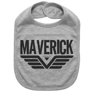 Maverick Baby Lätzchen, Maverick, super weiche Lätzchen, sublimiertes Design, Maverick Baby Geschenk, Luftfahrt Geschenk für Baby, Pilot Baby Geschenk, zukünftiger Pilot