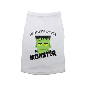 Może przedstawiać: Biała koszulka dla psa z zielonym nadrukiem potwora Frankensteina i tekstem "Mommy's Little Monster".