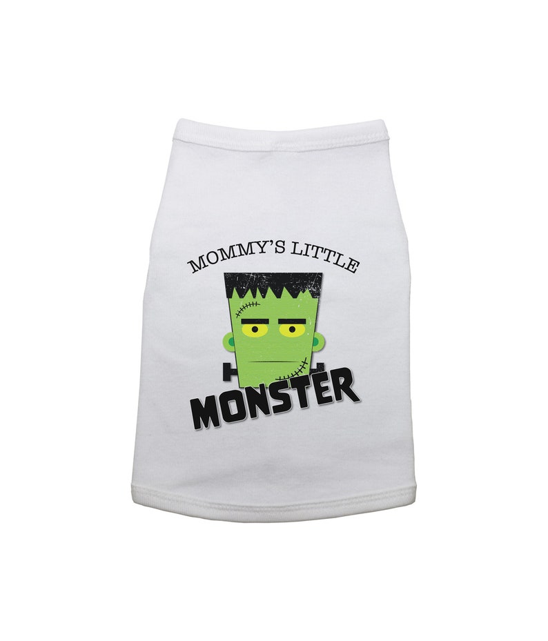 Może przedstawiać: Biała koszulka dla psa z zielonym nadrukiem potwora Frankensteina i tekstem "Mommy's Little Monster".