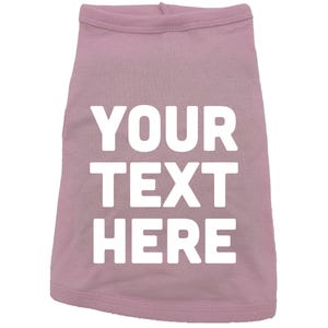 Op de afbeelding: Roze honden T-shirt met witte tekst die "YOUR TEXT HERE" zegt.