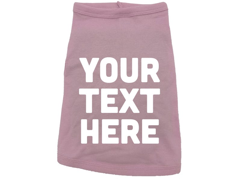 Op de afbeelding: Roze honden T-shirt met witte tekst die "YOUR TEXT HERE" zegt.