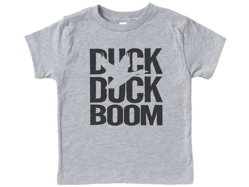Toddler Duck Hunting Shirt, Duck Duck Boom, Duck Hunting, Kid's Hunting Shirt, Youth Hunting, Kids Ducking Hunting Shirt, Waterfowl Shirt Grå