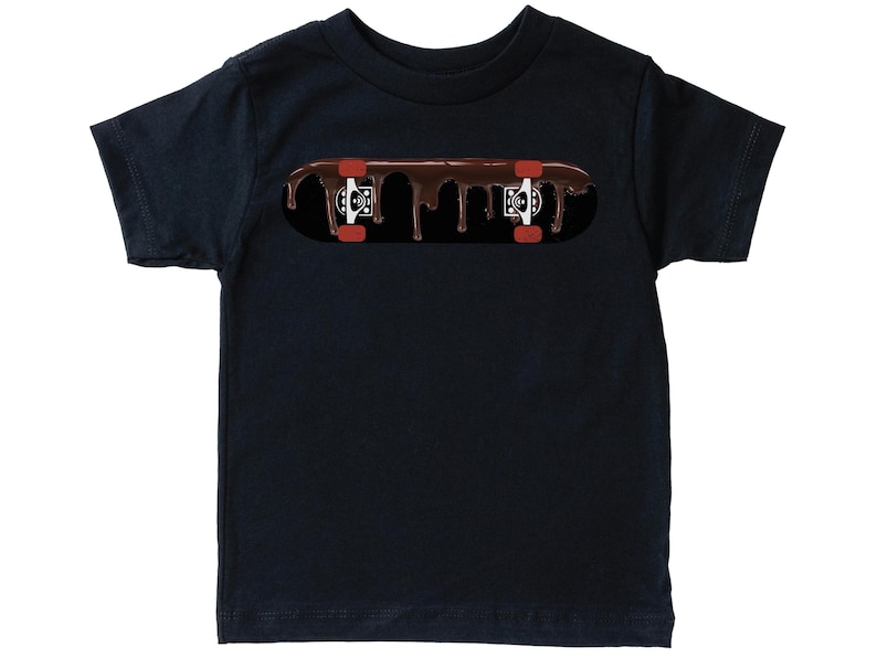 Może przedstawiać: Czarny t-shirt z grafiką przedstawiającą deskorolkę pokrytą czekoladą. Deskorolka ma czerwone koła i kapie czekoladą.