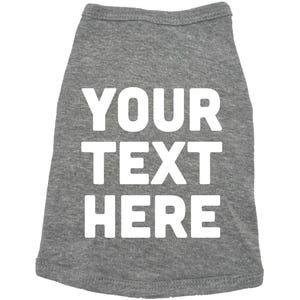 Op de afbeelding: Grijs honden T-shirt met witte tekst die "YOUR TEXT HERE" zegt.