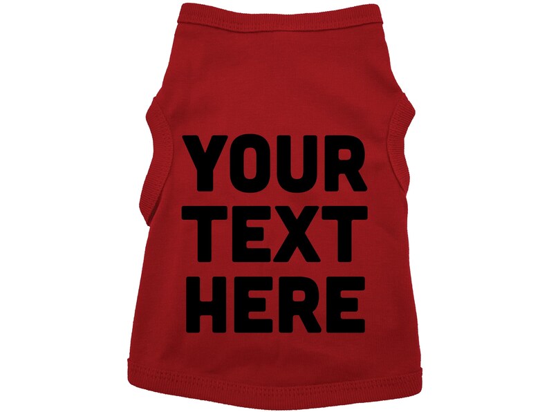 Op de afbeelding: Rood, mouwloos honden T-shirt met zwarte tekst die "YOUR TEXT HERE" zegt.