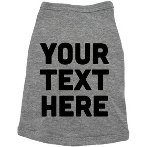 Op de afbeelding: Grijs honden T-shirt met zwarte tekst die "YOUR TEXT HERE" zegt.