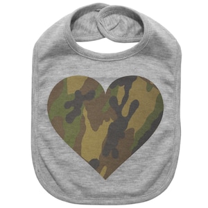 Cadeau de bébé de chasse, coeur de camouflage, dossard de camouflage, cadeau de chasse pour nouveau-né, dossard de bébé camouflage, dossard de bébé de chasse au cerf
