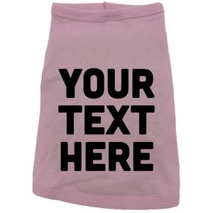 Op de afbeelding: Roze honden T-shirt met zwarte tekst die "YOUR TEXT HERE" zegt.