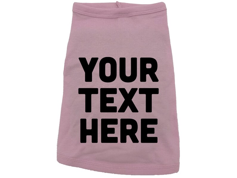 Op de afbeelding: Roze honden T-shirt met zwarte tekst die "YOUR TEXT HERE" zegt.