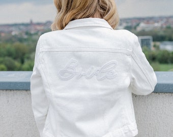 Veste en jean blanc avec lettrage perlé Bride I veste mariée JGA mariage