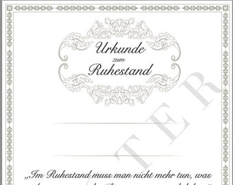Op de afbeelding: Een zwart-wit certificaat met een decoratieve rand en de tekst "Urkunde zum Ruhestand" wat "Certificaat voor pensioen" betekent. De quote "Im Ruhestand muss man nicht mehr tun, was sich rentiert, sondern kann tun, was sich lohnt." wat "In pensioen hoef je niet meer te doen wat lonend is, maar je kunt doen wat lonend is." betekent, is ook inbegrepen.