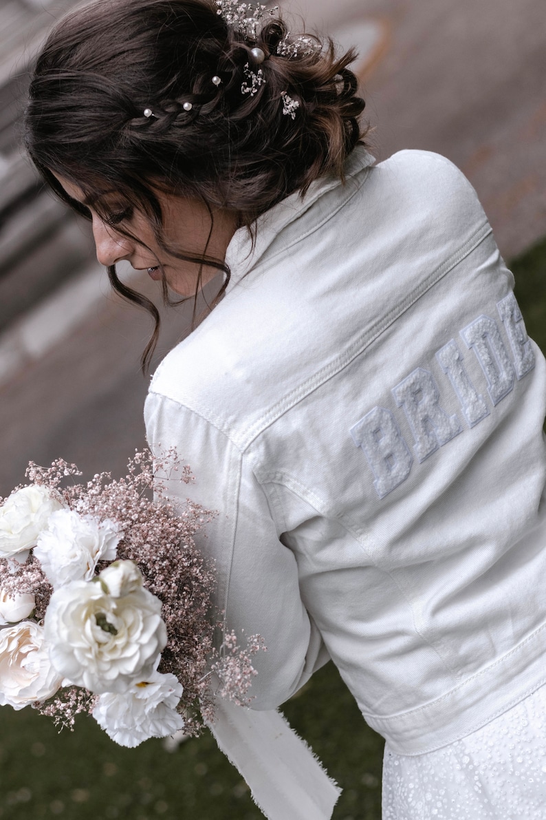 Jeansjacke Weiß mit goldenen Buchstaben Bride boho, Jacke Braut JGA Hochzeit zdjęcie 4