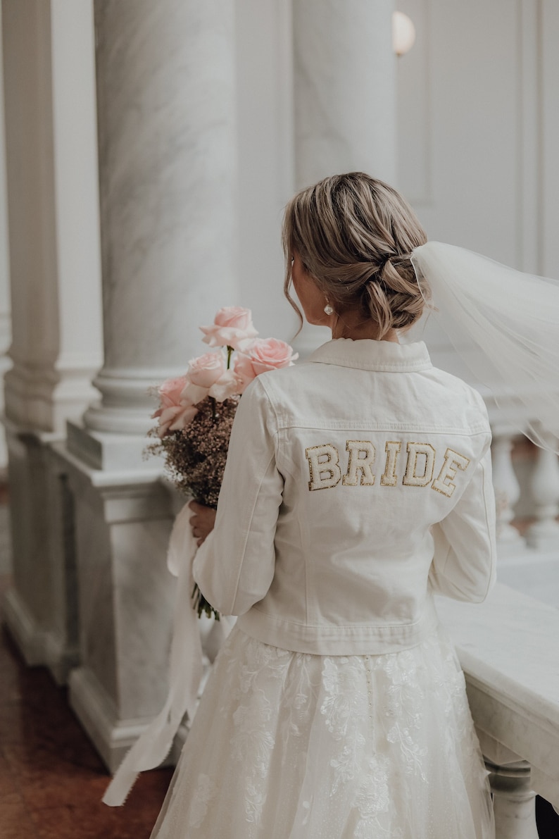 Veste en jean blanc avec lettres dorées Bride boho, veste mariée JGA mariage image 1