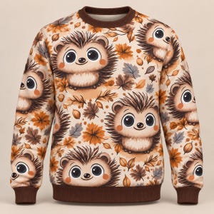 Könnte beinhalten: Ein langärmeliges Sweatshirt mit Rundhalsausschnitt und einem Allover-Druck von Cartoon-Igeln mit großen Augen und rosigen Wangen, durchsetzt mit orangefarbenen, braunen und grauen Herbstblättern. Das Kleidungsstück hat einen dunkelbraunen Rippkragen.