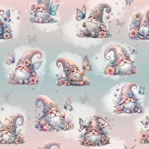 Può includere: Un motivo ripetuto di gnomi stravaganti con cappelli rosa e barbe bianche, circondati da farfalle e fiori. Gli gnomi sono ambientati su uno sfondo morbido e pastello rosa e blu, con stelle sparse.