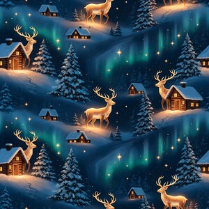 Può includere: Motivo ripetuto con una scena invernale con renne, baite innevate e alberi sempreverdi. Lo sfondo mostra un cielo blu scuro con l'aurora boreale e stelle scintillanti. Le renne sono dorate e le baite hanno finestre illuminate.