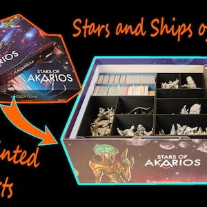 Puede incluir: Insertor de juego impreso en 3D para el juego de mesa "Stars of Akarios". El insertor tiene compartimentos para cartas, miniaturas y otros componentes del juego. El insertor es negro con un diseño azul y blanco.