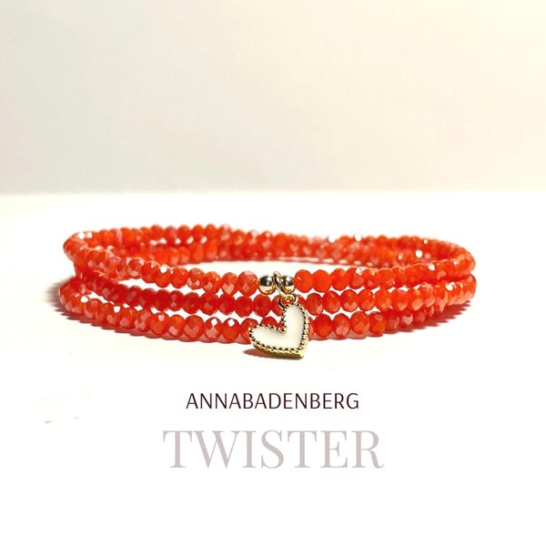 ARMBAND aus Glasschliffperlen in der Farbe Coral Pearl Shine und einem vergoldeten Herz Charm mit Emaille, Anhänger Wickelarmband