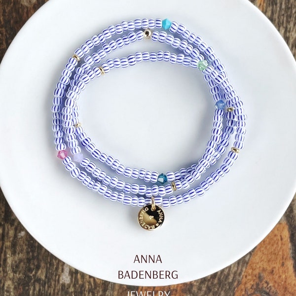 ARMBAND aus Glasperlen Blau Weiß gestreift, bunten Swarovski Kristallen und 18Kt vergoldeten Spacern Logo Anhänger, Wickelarmband