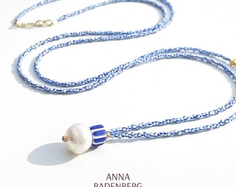 COLLANA realizzata con perle di vetro Rocailles Chevron Blue White con un'emozionante perla coltivata in bianco, argento sterling, placcato oro 24K