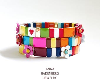 Bracelet with enamel tiles, beads in vibrant colors, floral ornaments, elastic bracelet, gold accents, charm bracelet, stackable bracelet