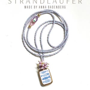 KETTE Keramik Anhänger mit Fisch Motiv und Java Perlen Quaste an einer Preciosa Glasperlen Kette in Blau u. Rosa, Zuchtperle Maritimer Style