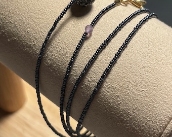 COLLIER composé de minuscules rocailles / perles de verre Hématite noire avec un scintillant Pavé Ball Charm Swarovski, fermoir anneau à ressort en argent sterling