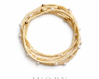 ARMBAND Set 6-teilig aus Glasperlen in matt Ivory | Boho Layering Armbänder | Charms Silk Drops aus Glas | Gold Elemente | Geschenk für sie