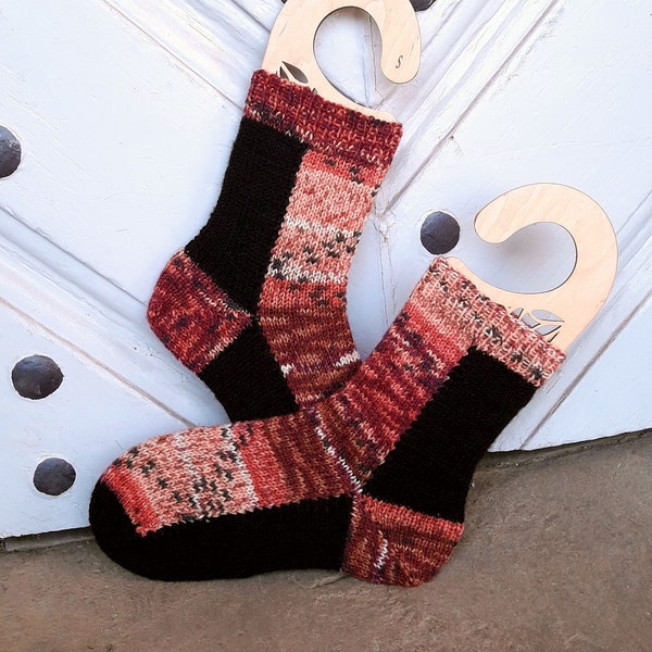 Two-tone row socks in black and red tones, size 36/37