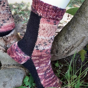 Zweifarbige Reihensocken in Schwarz und Rottönen, Größe 36/37 Bild 3