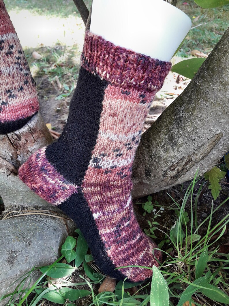 Zweifarbige Reihensocken in Schwarz und Rottönen, Größe 36/37 Bild 3